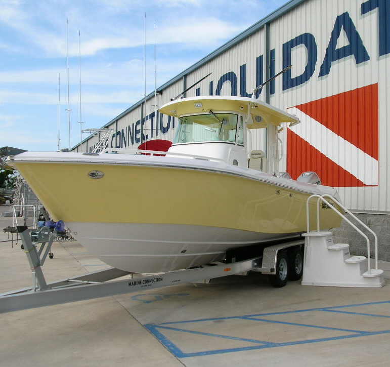 Everglades 290 Pilot Offshore Boat