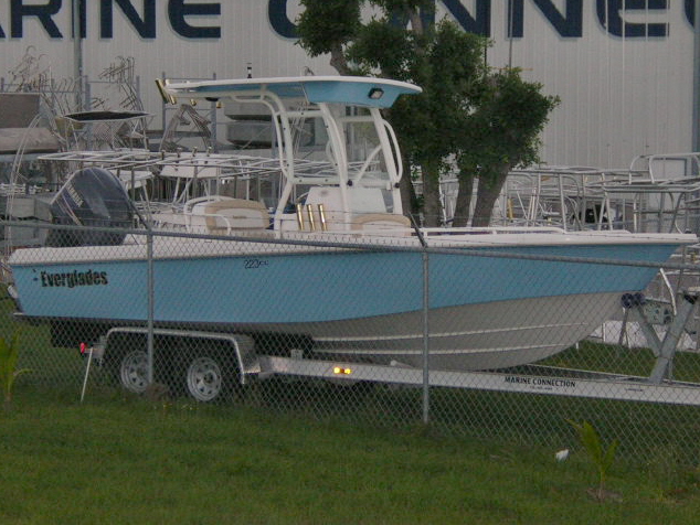 Everglades 223 V-hull